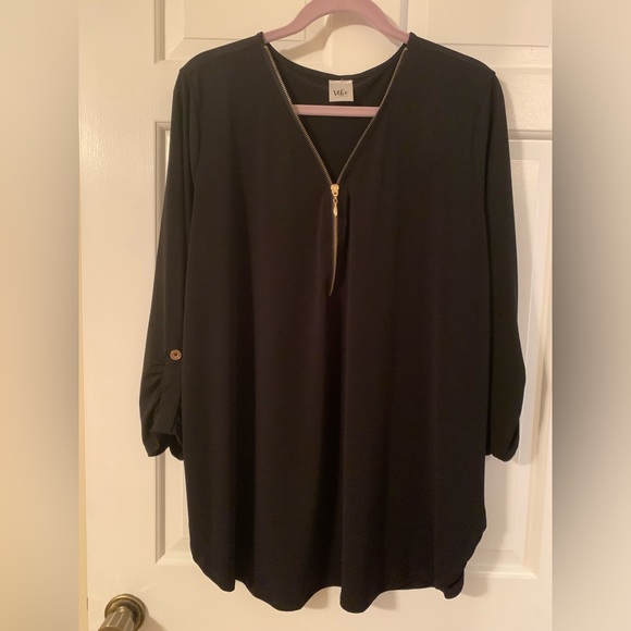 Black tunic with zipper neckline detail and scoop bottom style. - Picture 1 of 4